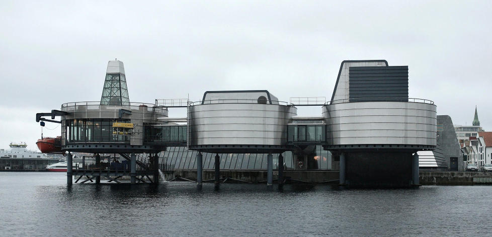 NORSK OLJEMUSEUM: Som en oljeplattform ligger Stavangers signaturbygning ute p� Kjeringholmen. Foto: TOMMY ELLINGSEN