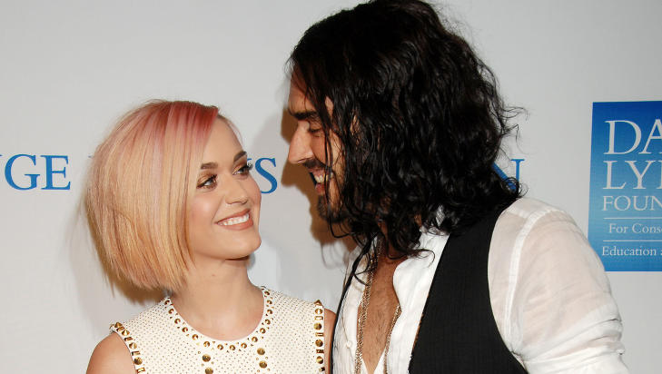 GODE DAGER: S� seint som 3. desember smilte Katy Perry og Russell Brand p� den r�de l�peren. Mindre enn en m�ned seinere offentliggjorde de skilsmissen. Foto: Stella Pictures