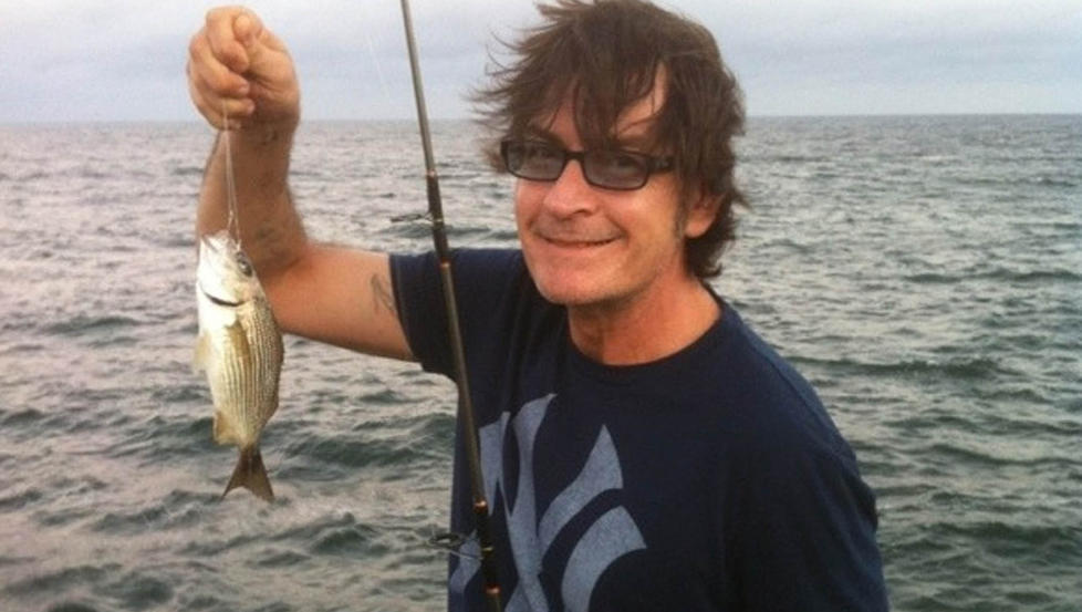 SUNNERE INTERESSER: Charlie Sheen har lagt sitt gale liv bak seg, og er klar med ny rolle i egenprodusert tv-serie, og som en bedre far for sine fire barn. Foto: Stella Pictures