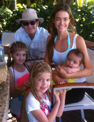 FAMILIEFERIE: I romjula var Sheen og ekskona Denise Richards p� ferie sammen med d�trene og Richards' barn. Sheen tvitret selv en rekke bilder fra familieferien. Foto: Stella Pictures