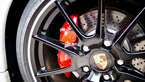 STOPP: På typisk Porsche-vis er alt skreddersydd i harmoni, og de er kjent for sine gode bremser. Derfor stopper Cayman R like fort som du forventer at den skal, om ikke bedre. Foto: Håkon Eikesdal STOPP: På typisk Porsche-vis er alt skreddersydd i harmoni, og de er kjent for sine gode bremser. Derfor stopper Cayman R like fort som du forventer at den skal, om ikke bedre. Foto: Håkon Eikesdal