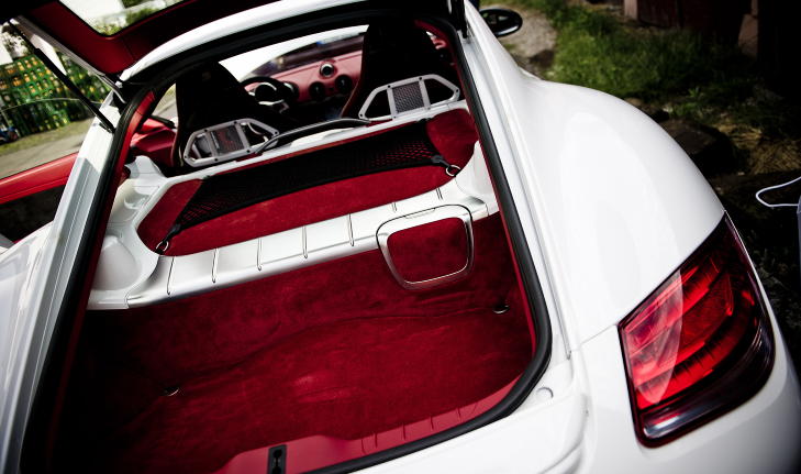 FOR TO: Cayman R har i motsetning til storebror 911 ingen seter bak, og det er like greit. Dette er en kjøremaskin for to, der bagen med helgebagasje til nød får plass. Foto: Håkon Eikesdal FOR TO: Cayman R har i motsetning til storebror 911 ingen seter bak, og det er like greit. Dette er en kjøremaskin for to, der bagen med helgebagasje til nød får plass. Foto: Håkon Eikesdal