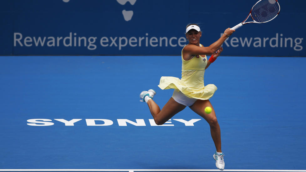 TOK SEG SAMMEN: Caroline Wozniacki snudde det avgj�rende settet etter � ha ligget under 0-4. Foto: REUTERS/Daniel Munoz
