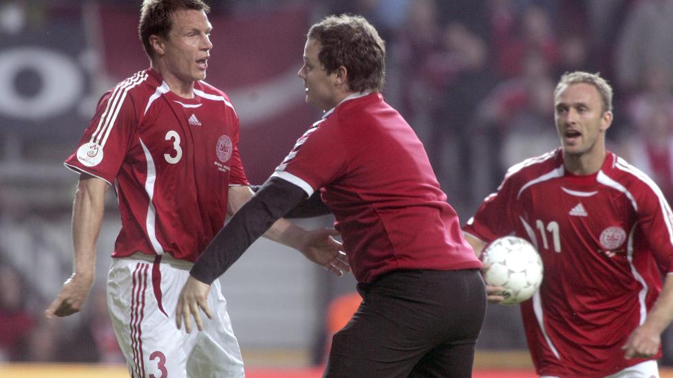 M� BETALE TIL FORBUNDET: Den danske supporterer som stormet banen m� betale p� mange hold. Foto: AFP/Lars Helsinghof/Scanpix