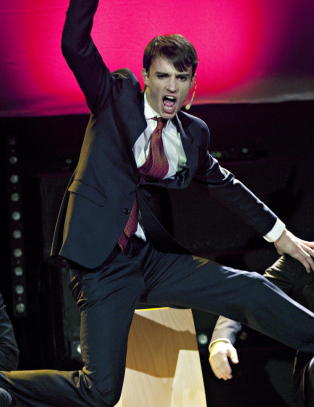 Her blir Jonas Gahr St�re parodiert av s�nnen Vetle (18) p� skolerevy