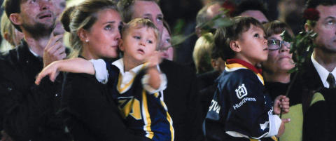 S�nnen Herman (5) heiste flagget for sin avd�de far