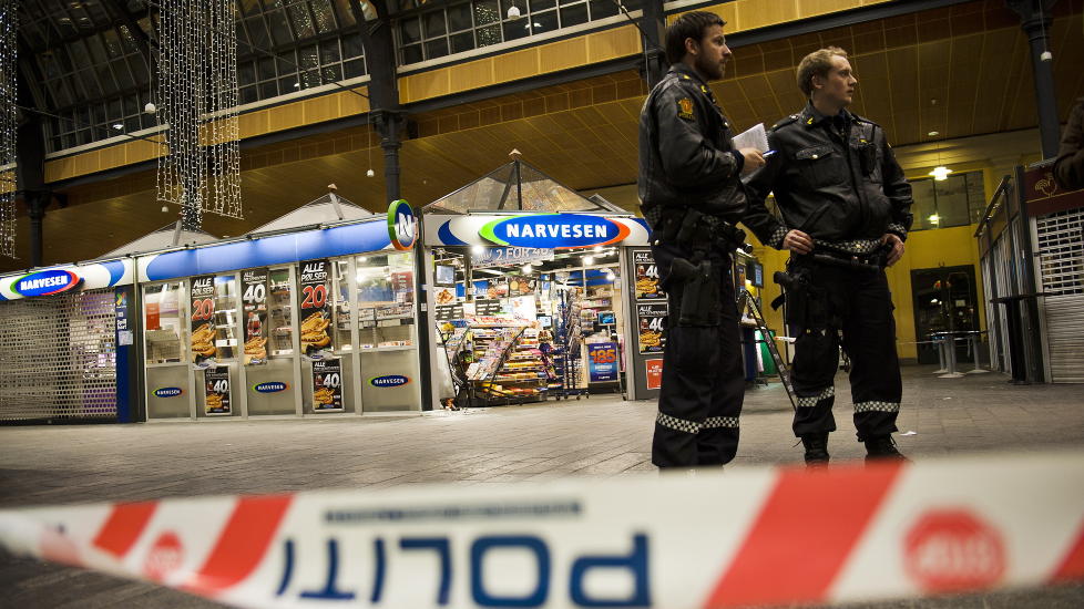 KNIVSTUKKET I OSLO SENTRUM: To personer ble knivstukket i Oslo sentrum tirsdag kveld. En glamourmodell og hennes kj�reste er siktet i etterkant av hendelsene.
Foto: Fredrik Varfjell / Scanpix