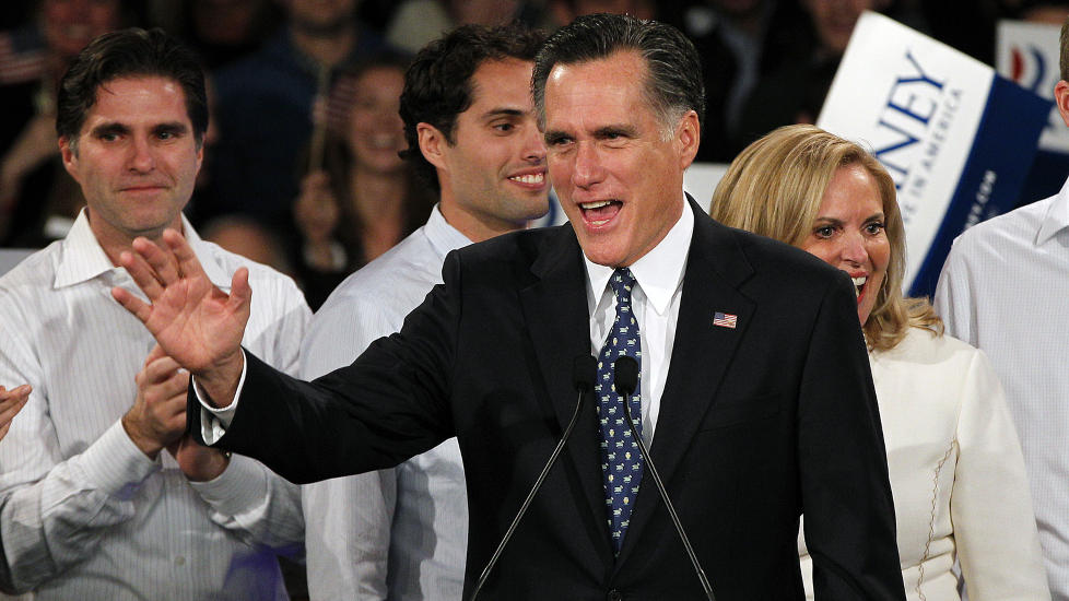JUBEL: Mitt Romney takker sine tilhengere p� valgvaken i Manchester i New Hampshire. Bak ham st�r s�nnene og kona Ann som har er med p� de fleste valgkamparrangementene. Foto: AP Photo/Elise Amendola