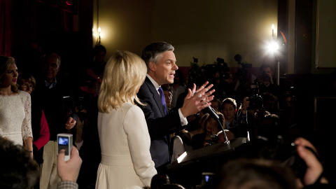 M�RKT: Jon Huntsman fors�ker � oppildne tilhengerne p� valgvaken etter tredjeplassen i New Hampshire. Foto: Johannes Wors�e Berg