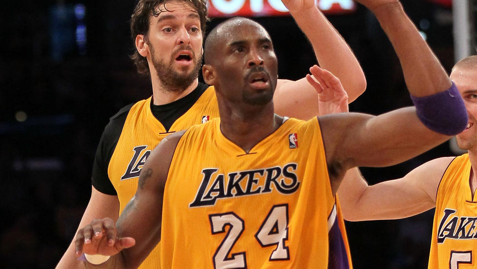 FEIRET 48 POENG: Kobe Bryant (nummer 24) jublet for �n av fulltrefferne sammen med Lakers-kollega Paul Gasol. Foto. Stephen Dunn/Getty Images/AFP