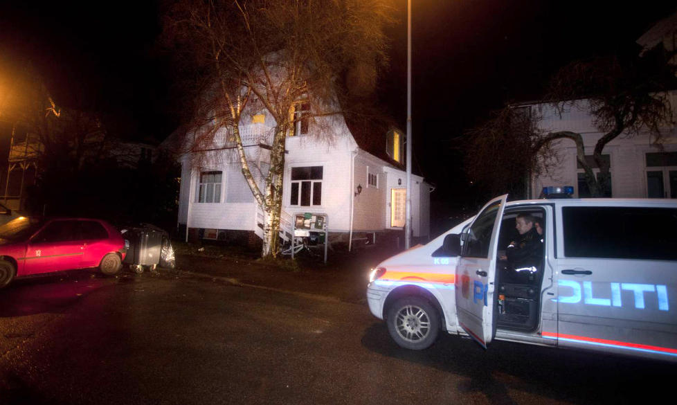 P�GREPET ETTER KNIVSTIKKING: Det var natt til onsdag politiet rykket ut til dette huset p� Grim og fant drapssiktedes 38-�rige kone med d�delige stikkskader. Den siktede 30-�ringen ble p�grepet p� stedet. Foto: VEGARD NEKSTAD / F�DRELANDSVENNEN