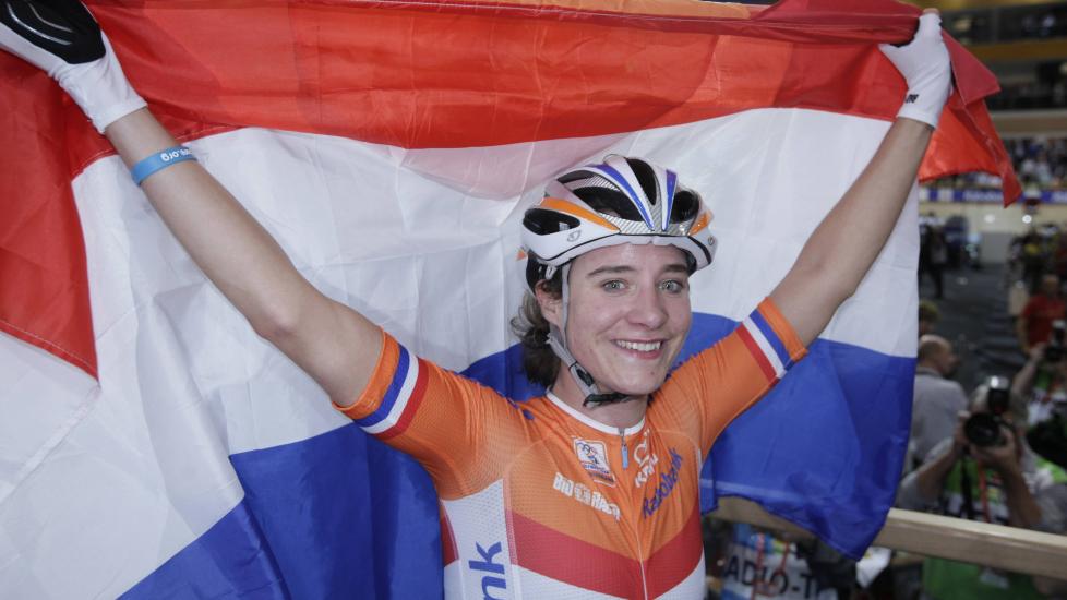 VERDENSMESTER: Her feirer Marianne Vos sitt VM-gull p� i fellestart p� bane i fjor. Foto: AP/Peter Dejong