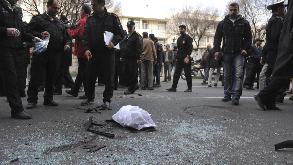 DREPT: En politimann unders�ker restene av bilen tilh�rende atomforsker Mostafa Ahmadi-Roshan utenrof universitetet nord i Teheran i dag. Ahmadi-Roshan ble drept av en bombe plassert p� bilen hans av en motorsyklist. Foto: REUTERS/IIPA/Sajad Safari