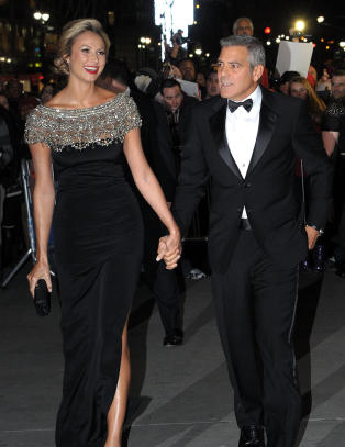 Dama til Clooney danket ut kjendisene
