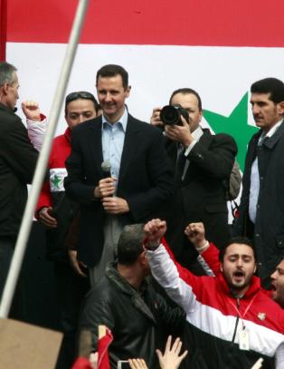 Desperat Assad ute og m�ter folket