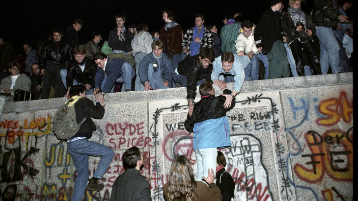 MUREN FALT I 1989: Bildet er fra november 1989, tusenvis av ungdommer klatrer p� den forhatte muren, her ved Brandenburger Tor. Foto: J�RN H. MOEN