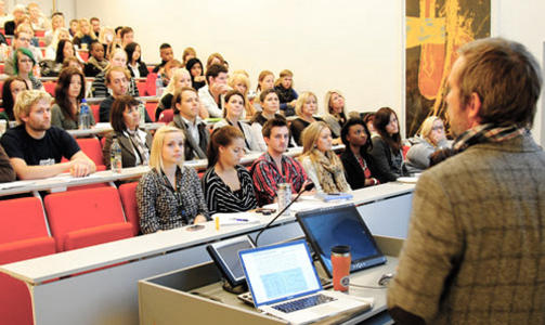 FELLESFORELESNING: �Kreative metoder� er det f�rste av totalt fire kjernefag som studentene ved NKF skal gjennom. Foto: Bj�rn- Martin B. Nordby