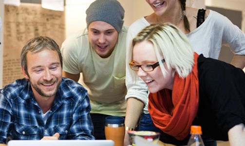KREATIVE ARBEIDSMETODER: P� NKF mener vi at kreativitet kan l�res. Studieleder Elling Aarflot (midten) jobber hver dag tett med studentene for � gi dem en helhetlig forst�else for strategi og kreativitet. Foto: NKF