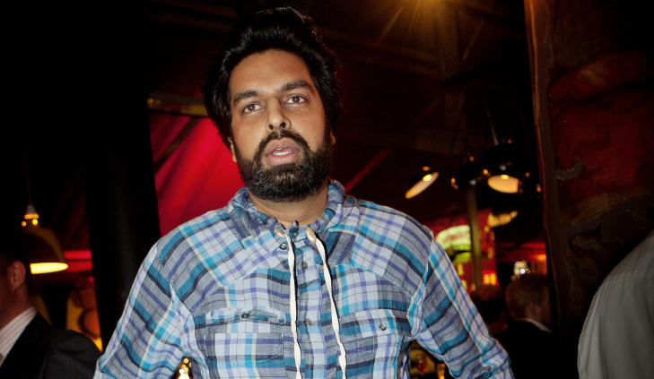 - MORSOM: Zahid Ali synes Frode �verlis tegning er morsom. Foto: Anita Arntzen