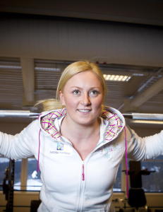 Tre brudd i ryggen for skicrossjente etter stygt fall