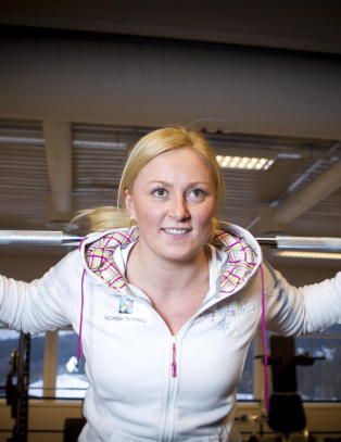 Tre brudd i ryggen for skicrossjente etter stygt fall