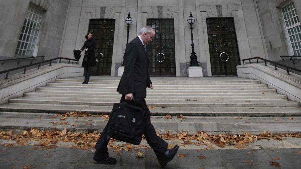 BEDRE: Den britiske etterretningstjenesten MI5 har blitt en hyggeligere arbeidsplass for lesbiske, homofile og bifile ansatte. Foto: AP Photo/Lefteris Pitarakis/SCANPIX