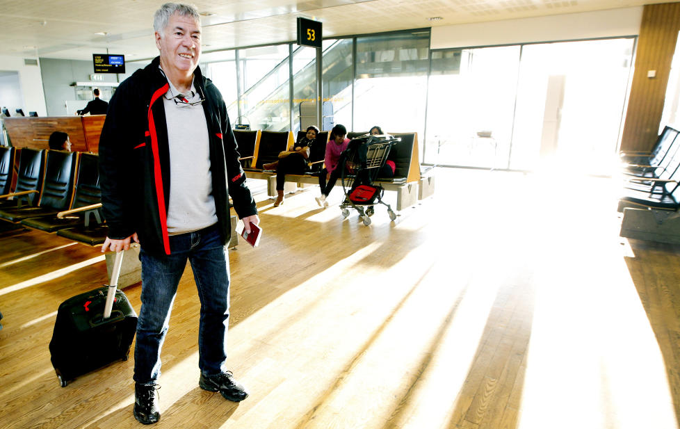 SURREKOPP: Etter en time p� r�mmen ble Drillo til slutt lokalisert. Da hadde st�tteapparatet og assistenttrener Ola By Rise gjort alt fra � iverksette leteaksjon til � f� ham ropt opp over h�yttaleranlegget.  
Foto: Erlend Aas / SCANPIX