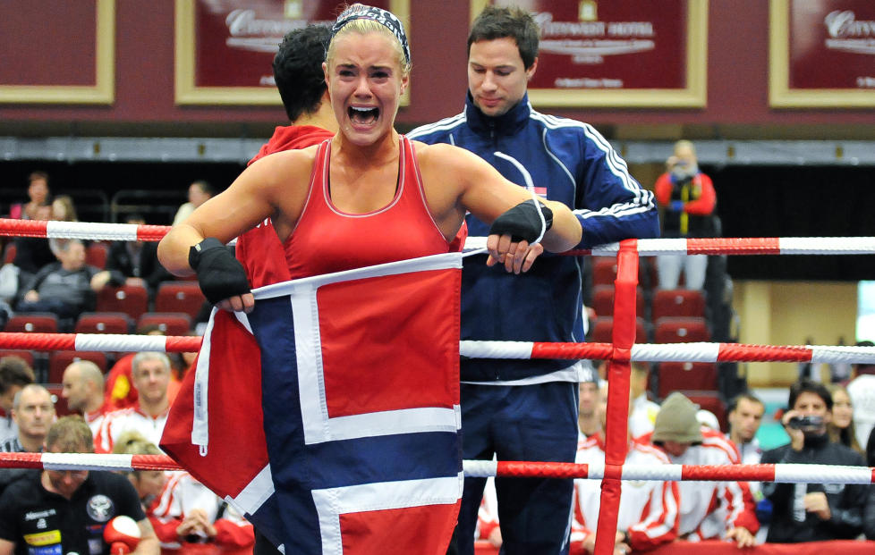 GR�T AV GLEDE: Fam Elgan jublet vilt etter � ha sl�tt Kinga Siwa fra Polen i VM-finalen i fullkontakt kickboksing. Mens landslagstreneren og presidenten i Norges Kickboxingforbund reagerer kraftig p� at Elgan ble forbig�tt i Idrettsgallaen, tar hovedpersonen det hele med et smil. Foto: Carl Celius/kampsportforalle.no
