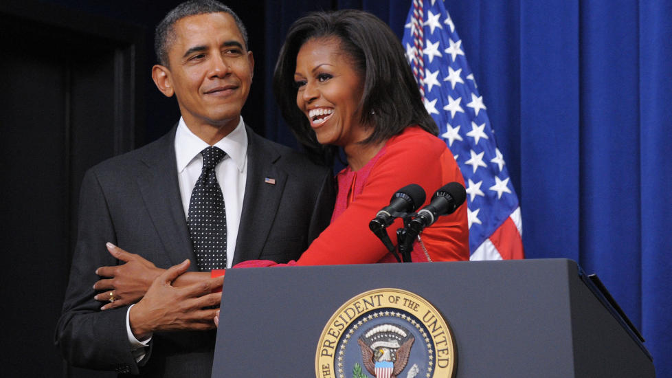 VED SIN MANNS SIDE: Michelle Obama gj�r mange offisielle oppdrag sammen med presidenten, men hun tenker vel s� mye p� hvordan det skal g� med barna. Foto: MANDEL NGAN/AFP
