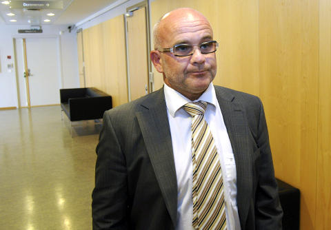 FORSVARER 30-�RINGEN: Advokat Sveinung S�ndervik Johnsen er den drapssiktedes forsvarer. Han stiller seg kritisk til p�talemaktens �nske om at dagens fengslingsm�te gjennomf�res mens hans klient er p� sykehus. Foto: HENRIK HANSELMANN / SCANPIX