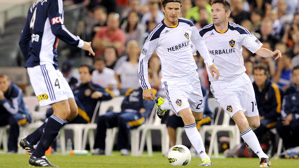 L�NES UT: Til daglig spiller Robbie Keane (t.h.) sammen med David Beckham i amerikanske LA Galaxy. N� skal han spille for Aston Villa mens den amerikanske serien har pause. Foto: William West, AFP/Scanpix