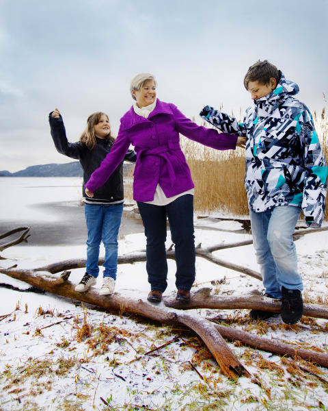 HUM�R: Yngstedatteren Anne-Marthe (19), mamma Mona (39) og eldstes�nnen Jens-Erik (13) koser seg ute i vinterv�ret ved Iddefjorden i Halden. Foto: Nina Ruud