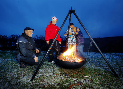 IDYLL: H�vard, Mona, Anne-Marthe og Jens-Erik tenner ofte b�l ute i hagen. Foto: Nina Ruud