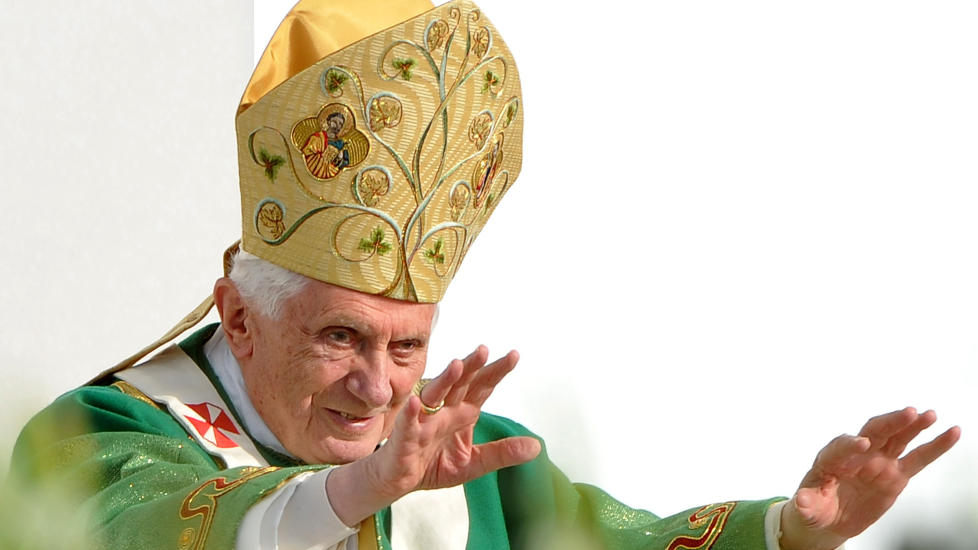 Pave Ratzinger - en ivrig absoluttist og svoren fiende av kulturrelativismen - er sjef for den katolske kirken, et trossamfunn som dyrker mange merkelige relikvier. Blant annet jomfru Marias hus som skal ha blitt fraktet gjennom luften av engler, fra Nasaret i det hellige land til Loreto i det �stlige Italia. Umberto Eco disker opp med mange slike rariteter i sin nye essaysamling. Foto:  AFP/ ALBERTO PIZZOLI