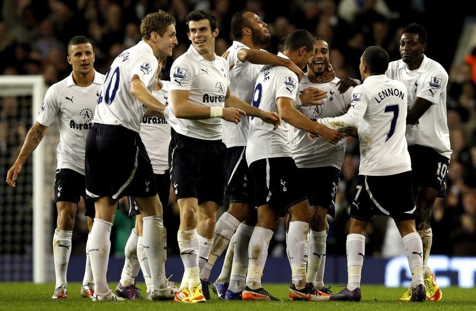 STORMER FRAM: Tottenham er inne i en fantastisk flytperiode, som har vart siden september. Her feirer de Benoit Assou-Ekottos dr�mmetreff fra n�rmere 30 meter i g�r kveld, som ga 2-0 mot Everton. Foto:  EPA/KERIM OKTEN