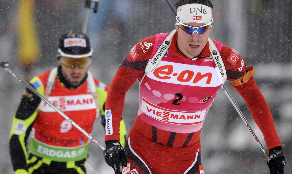 LEDER V-CUPEN: Emil Hegle Svendsen �ker ledelsen i verdenscupen etter andreplass i Nove Mesto i dag. Bildet er fra fellesstarten i Oberhof l�rdag. Foto: Jens-Ulrich Koch, AP/Scanpix