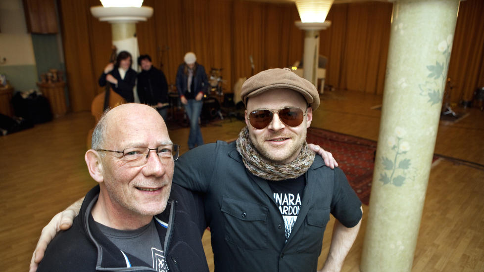 SPINNER STUDIO: Studiotekniker Phill Brown (t.v.) har jobbet med de st�rste stjernene i rocken, men er glad for � kunne jobbe med Al deLoner (Atle Bystr�m) igjen - her i Spinner Studio i Halden. Foto: Anders Gr�nneberg