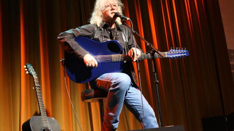 MORSOM: Arlo Guthrie p� scenen i Stockholm, der han ga smakebiter - og serverte morsomme anekdoter - fra hele karrieren. Foto: Malin R�nning