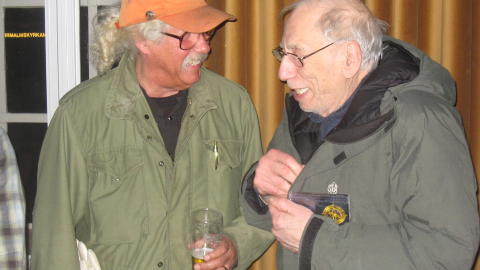 HJERTELIG GJENSYN: Arlo Guthrie kjenner Izzy Young (83) fra Greeenwich Village i New York p� slutten av 60- tallet - f�r Izzy flyttet til Stockholm. Der m�ttes de igjen - for f�rste gang p� mange �r. Foto: �yvind R�nning/Dagbladet