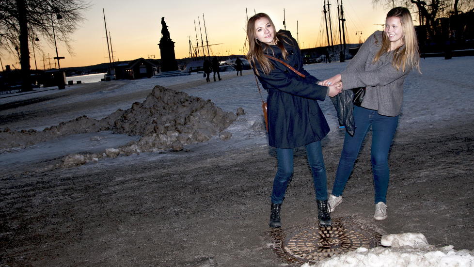 LIVREDD: Maria Farsund (til h�yre) er veldig overtroisk, og tror ulykken blir dobbel dersom hun tr�kker p� et kumlokk p� fredag den 13., mens vennina Sigrid Engan synes det er en helt vanlig dag. Foto: Melisa Fajkovic/Dagbladet