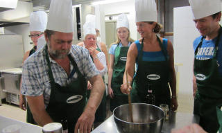 KOKKEKURS: Gjestene blir med på kokkekurs i Toscana. Foto: TASTE OF TUSCANY KOKKEKURS: Gjestene blir med på kokkekurs i Toscana. Foto: TASTE OF TUSCANY