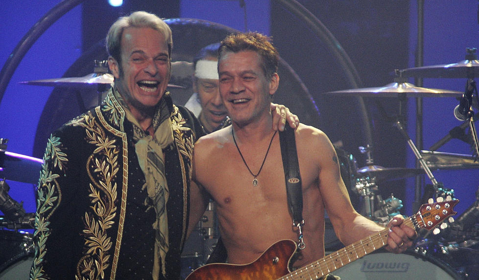 V�PENHVILE: David Lee Roth og Eddie Van Halen var lenge bitre fiender. N� gir de ut plate sammen igjen. (AP Photo/Rick Scuteri, File)