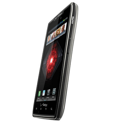 TJUKKERE: Motorola har gjort Razr tjukkere, men ogs� satt inn et veldig kraftig batteri. Foto: Motorola