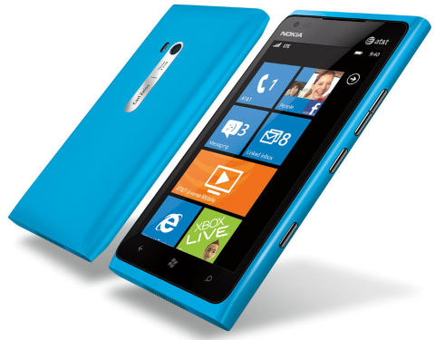 ST�RRE LUMIA: Lumia 900 er nesten lik Nokia Lumia 800, men en del st�rre. Foto: Nokia