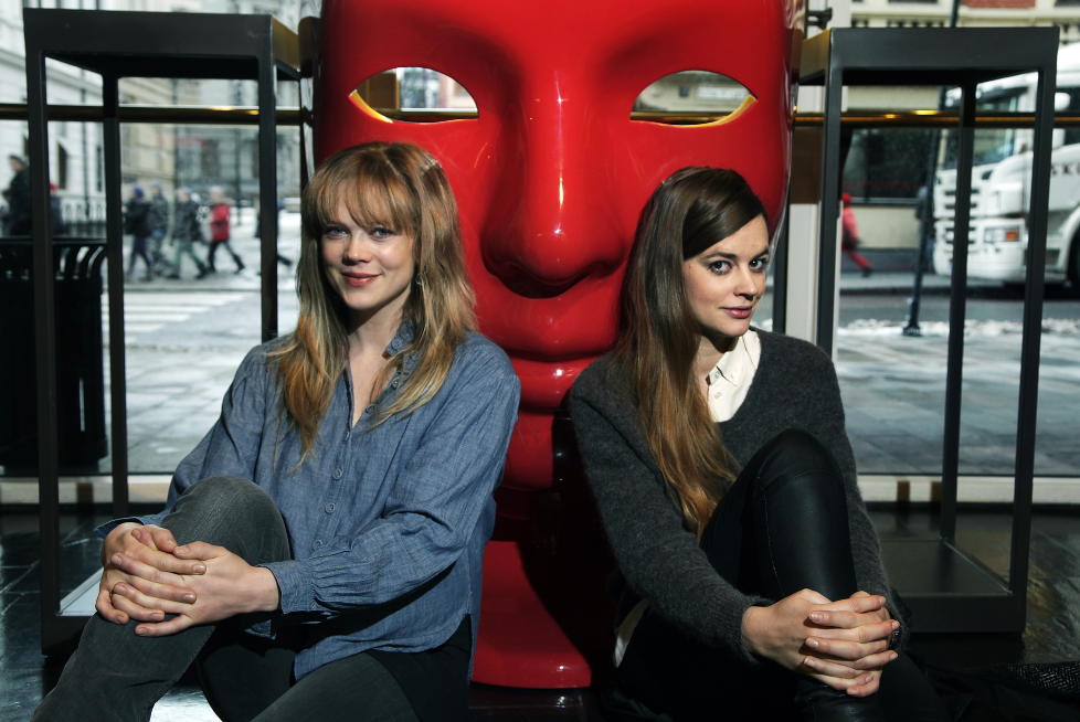 PREMIEREKLARE: Ane Dahl Torp (t.v.) og Charlotte Frogner skal spille Brecht og ha det moro med et alvorlig tema p� Det Norske Teatret i ukene framover. 
FOTO: STEINAR BUHOLM/DAGBLADET.