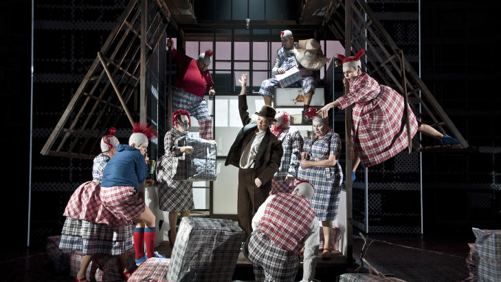 TRØBBEL: Det blir etter hvert folksomt rundt det gode mennesket, og ting kommer ut av kontroll. FOTO ERIK BERG/DET NORSKE TEATRET TRØBBEL: Det blir etter hvert folksomt rundt det gode mennesket, og ting kommer ut av kontroll. FOTO ERIK BERG/DET NORSKE TEATRET