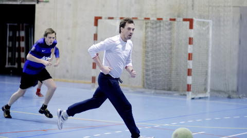 Bedriftsfotball: -  Alkohol gir jeg gjerne opp. Men fotballen kan ingen ta fra meg, sier Claus Lundekvam p� fotballtrening for TV2-laget.. FOTO: PAUL S. AMUNDSEN / Dagbladet