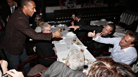 Partyl�ve:> Etter cupfinalen mellom VIF og  Stab�k i 2008 var Lundekvam med p� banketten p� Grand Hotel.  Karrieren var over, men har var fortsatt med p� festene. Her hilser han p� John Carew.
Foto: ARNT E. FOLVIK