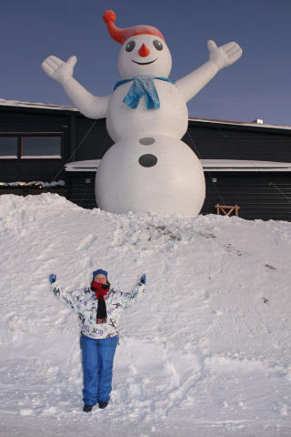 BARDUFOSS: �Snowman International Airport� - selvsagt.