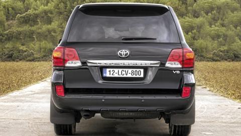 STOR: Land Cruiser V8 er en gigantisk bil. Noe eksemplarer er ventet til Norge, hvor de f�rst og fremst registreres som varebiler. Foto: Toyota